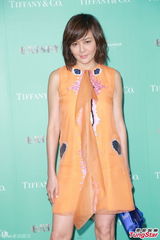 组图：关之琳明艳短裙风采依旧 否认做蛇年新娘