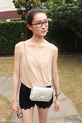 组图：王茗街拍LOOK 裸色上衣搭黑色短裤