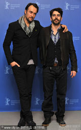 幻灯图集：《与人为善》记者会 两女星勾肩搭背出场