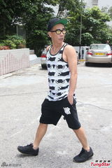 组图：陈小春为爱妻送早餐 提起儿子好心情