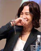 高清图：张根锡参与公益专辑发表 笑容迷人惹人爱