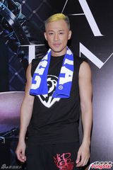 组图：林峰个唱顶黄发秀肌肉舞 直言连累吴千语