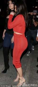 组图：卡戴珊外出紧裹巨胸改露腰 肥臀夺人眼球