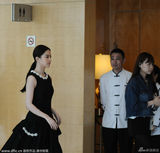 组图：刘亦菲一身黑衣现身 多名助理护驾显霸气