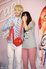 组图：Henry出专辑会粉丝 陪“老婆”过情人节