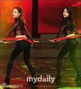 组图：韩女团舞台装尺度无下限 薄纱透视露底