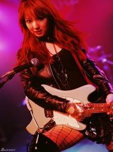 组图：佐佐木希玩变装秀 穿旗袍抱熊猫