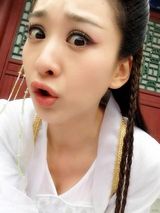 组图：穆婷婷卖萌犯二 向粉丝耍宝贺中秋