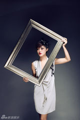 幻灯图：任泉邓家佳登杂志封面 新年贺岁开门红