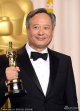 组图：奥斯卡后台－李安获最佳导演亲吻奖杯