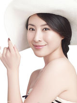 高清：王雅捷裸肩出镜 引领时尚彩妆风