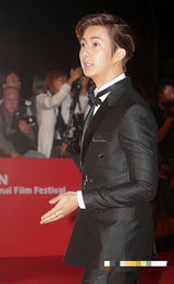 组图：釜山电影节开幕 金亨俊风度翩翩亮相