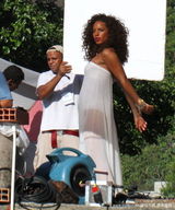 幻灯：艾丽西亚-凯斯街头拍新歌MV 补妆不忘秀肥臀