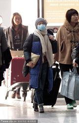 组图：周迅口罩遮面现身 着臃肿羽绒服抱热水袋