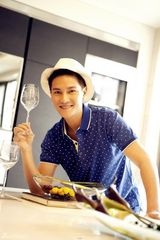 图：丁子峻拍时尚大片 尽显成熟花漾美男风范