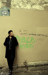 组图：秦昊漫步异国街头 享受悠闲时光