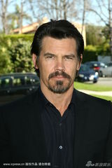 幻灯图：众星为海地献力 塞隆戴酷炫墨镜笑容洋溢