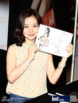 组图：韩女星文彩媛举办粉丝签名会展露优雅笑容