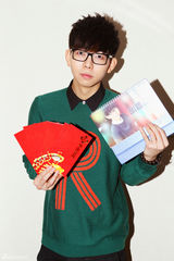 组图：柳岩胡夏马年喜庆齐贺岁 手拉春联派红包