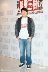 幻灯图：情系玉树大汇演后台 黎明现身送祝福