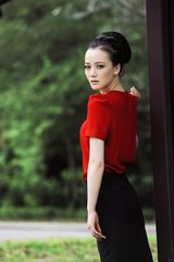 组图：唐于鸿红裙写真展夏日魅惑 妖娆身姿气质出众