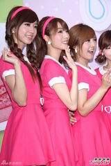 组图：台湾女子组合Popu Lady签唱大秀美腿