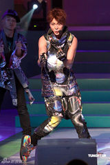 幻灯图：容祖儿豹纹装录影 王菀之穿出旧上海风情 