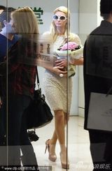 组图：帕里斯女王出巡捧花娇笑 数十保镖开道