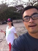 组图：陈龙章龄之甜蜜街拍 准爸妈嘻哈范活力足