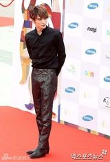 组图：金在中红毯脱衣吐舌逗粉丝 获奖感谢自己