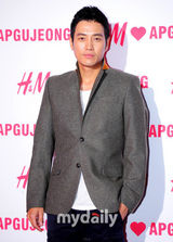 组图：尹恩惠出席派对甜美娇俏 丁一宇帅气如王子