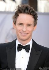 组图：85届奥斯卡红毯-雷德梅尼插兜耍帅