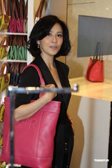 高清组图：刘嘉玲捞金秀金戒指 笑称梁朝伟表扬自己