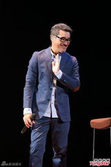 组图：李宗盛桃红衬衫开唱 称林忆莲唱得更好