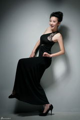 组图：唐一菲全新黑裙写真 气质典雅展完美曲线