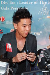 组图：柯有伦携《阵头》杀到香港 张学友曾志伟撑场