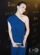 幻灯图集：李冰冰出席晚宴 深V礼服与刘嘉玲斗艳