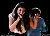 组图：Lorde获最佳流行歌手 红黑唇个性献唱