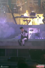 组图：陈奕迅演唱会化浓妆 搞怪献唱掀高潮