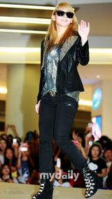 组图：2NE1举行新闻发布会 公开新专辑主打歌MV