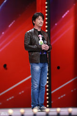 组图：蔡明《出彩》下跪拜选手 黑豹前主唱回归