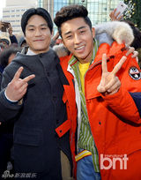 组图：金成钧孙湖竣着94复古装现身闹市送拥抱