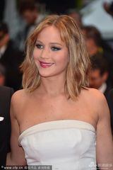 组图：珍妮弗-劳伦斯清爽现身胸部高耸