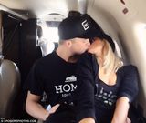 组图：希尔顿与小男友恩爱度假 私人飞机上激吻