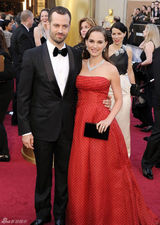 高清组图：娜塔丽-波特曼携未婚夫本杰明晒恩爱