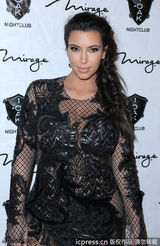 组图：卡戴珊怀孕后首亮相 与男友耳语秀恩爱