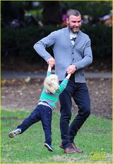 组图：娜奥米-沃兹与老公情侣装出游 可爱儿子缠老爸