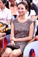 组图：兽兽亮相车展温婉可人 着连衣短裙险走光