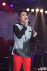 组图：张信哲睽违七年台北开唱 邀萧煌奇尬美声