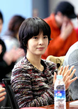 组图：《九家之书》台词排练 李胜基秀智默契